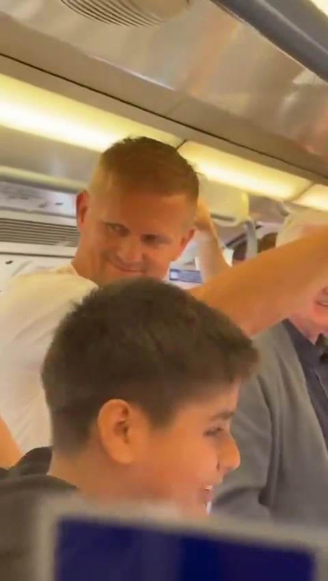 昨天，曼联球迷在地铁上发现哈兰德父亲，并开始唱”基恩的歌”